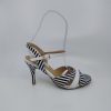 Black-white patent leather follower shoes